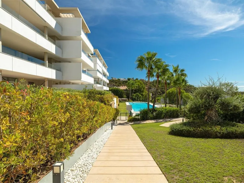 MODERN APARTMENT WITH PANORAMIC SEA VIEWS – RECENTLY BUILT