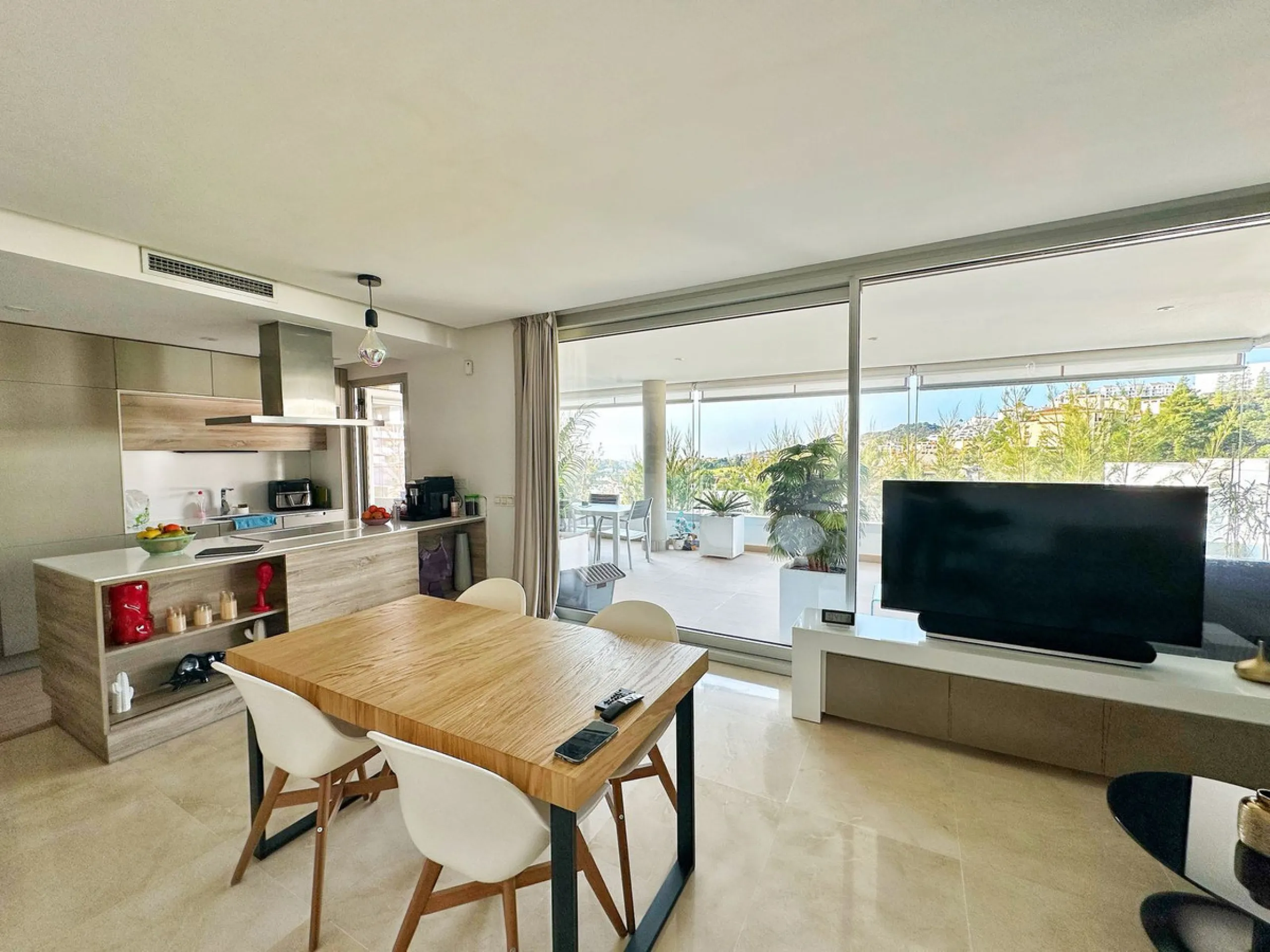 MODERN APARTMENT WITH PANORAMIC SEA VIEWS – RECENTLY BUILT