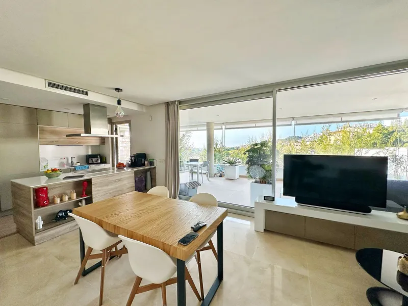 MODERN APARTMENT WITH PANORAMIC SEA VIEWS – RECENTLY BUILT