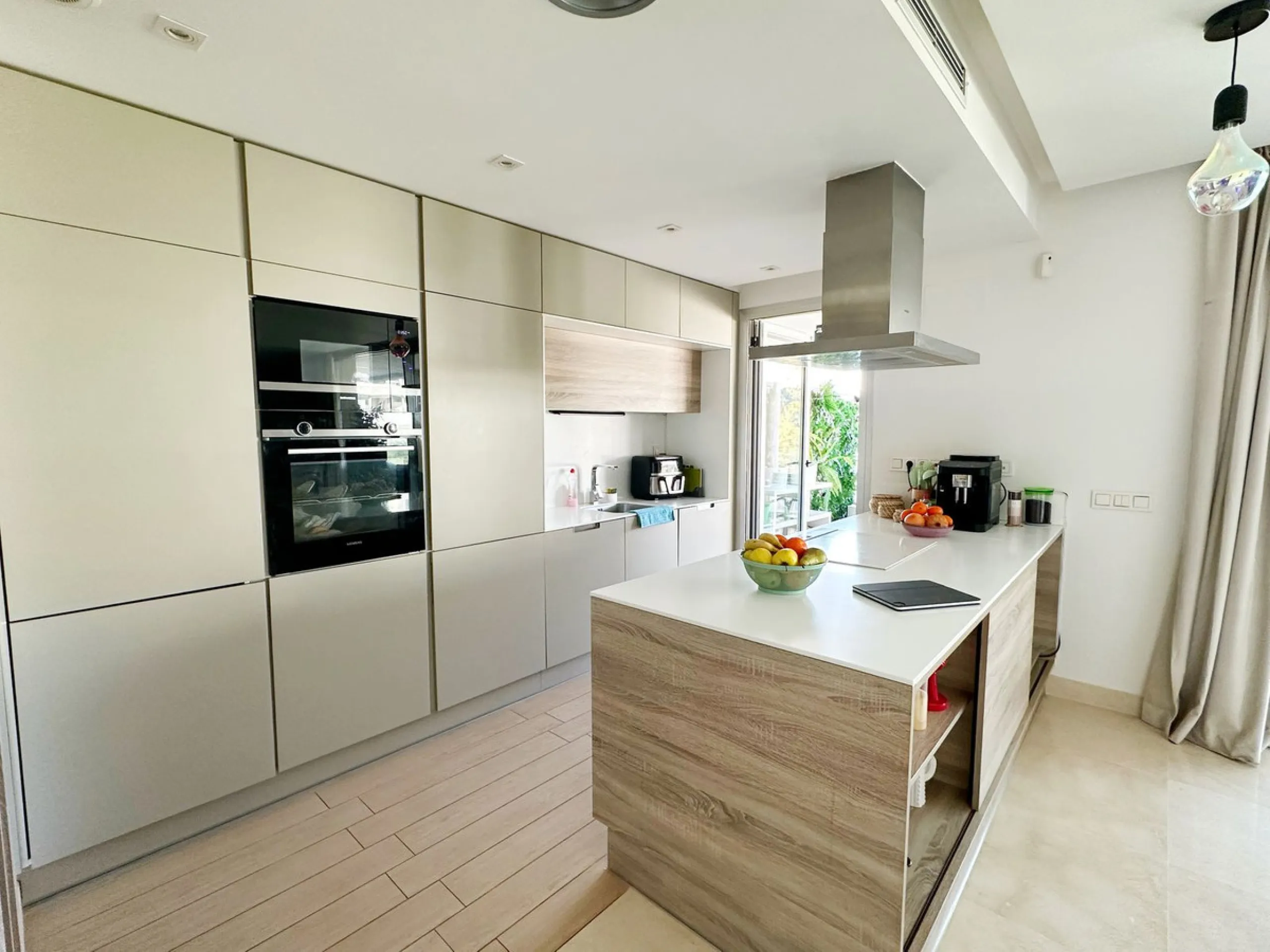 MODERN APARTMENT WITH PANORAMIC SEA VIEWS – RECENTLY BUILT
