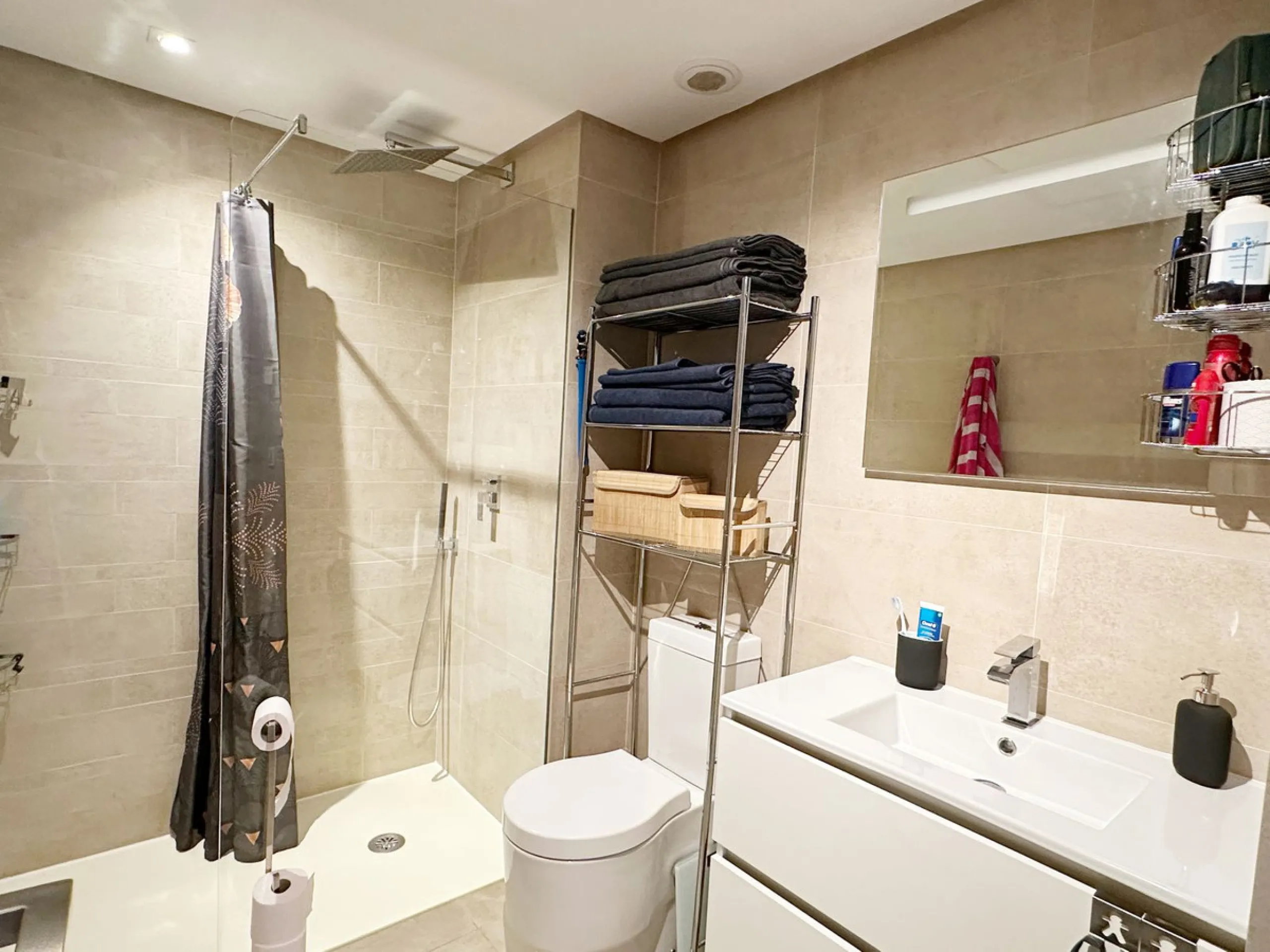 MODERN APARTMENT WITH PANORAMIC SEA VIEWS – RECENTLY BUILT