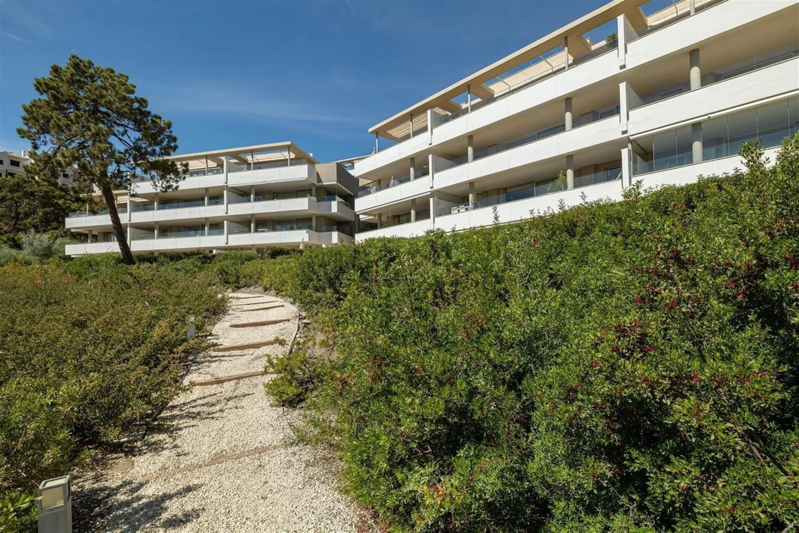 MODERN APARTMENT WITH PANORAMIC SEA VIEWS – RECENTLY BUILT