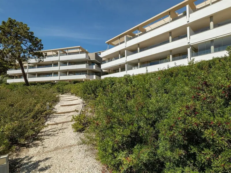 MODERN APARTMENT WITH PANORAMIC SEA VIEWS – RECENTLY BUILT
