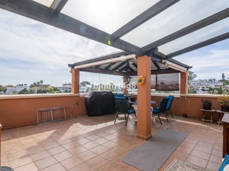 Andalucia Alta, built in 1995 is a gated community of 55 apartments and penthouses divided in six buildings. The pool area is in the middle of the blocks. Mature garden area has a playground for children. Each block offers underground parking and elevator
