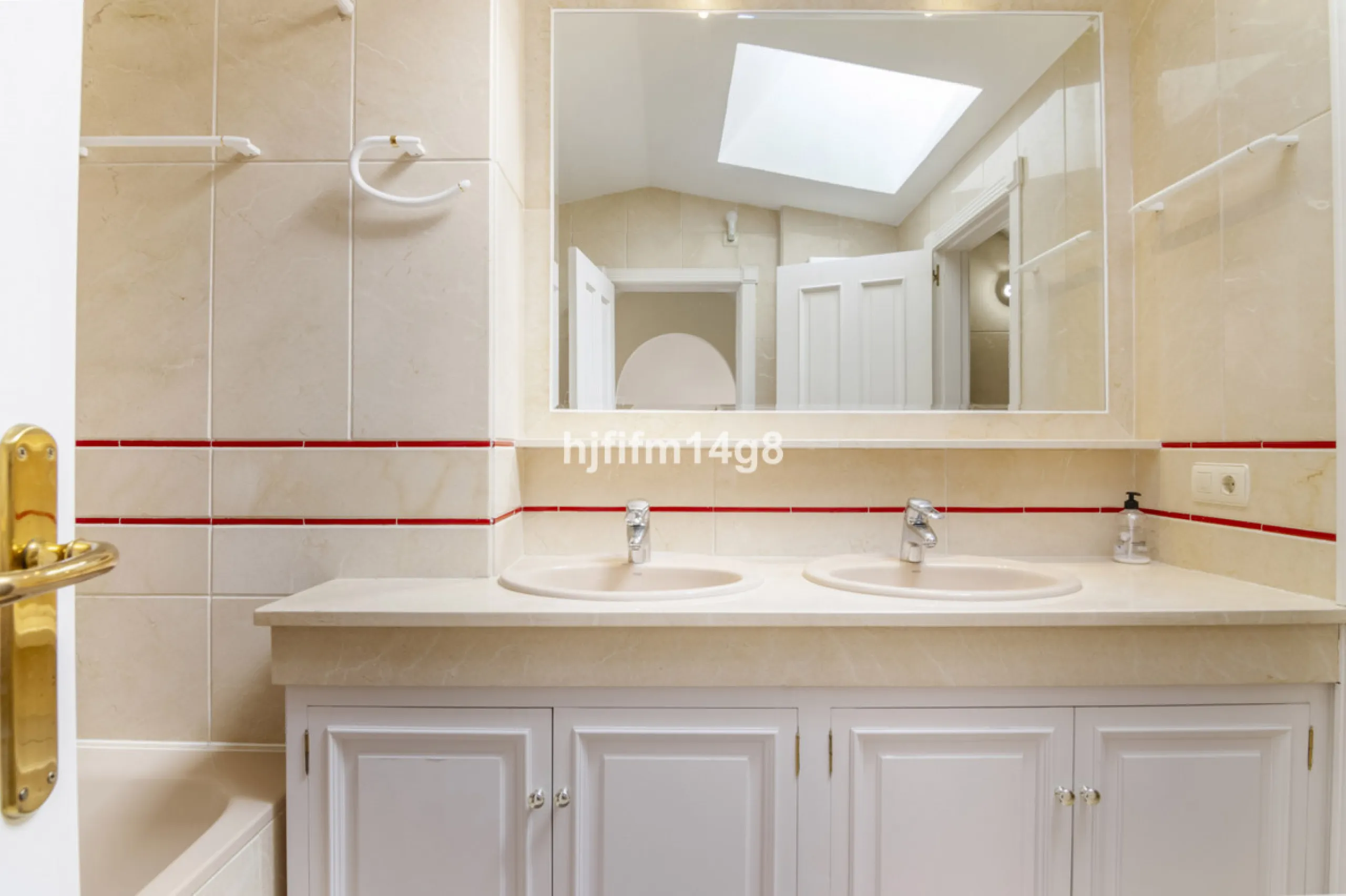 Andalucia Alta, built in 1995 is a gated community of 55 apartments and penthouses divided in six buildings. The pool area is in the middle of the blocks. Mature garden area has a playground for children. Each block offers underground parking and elevator