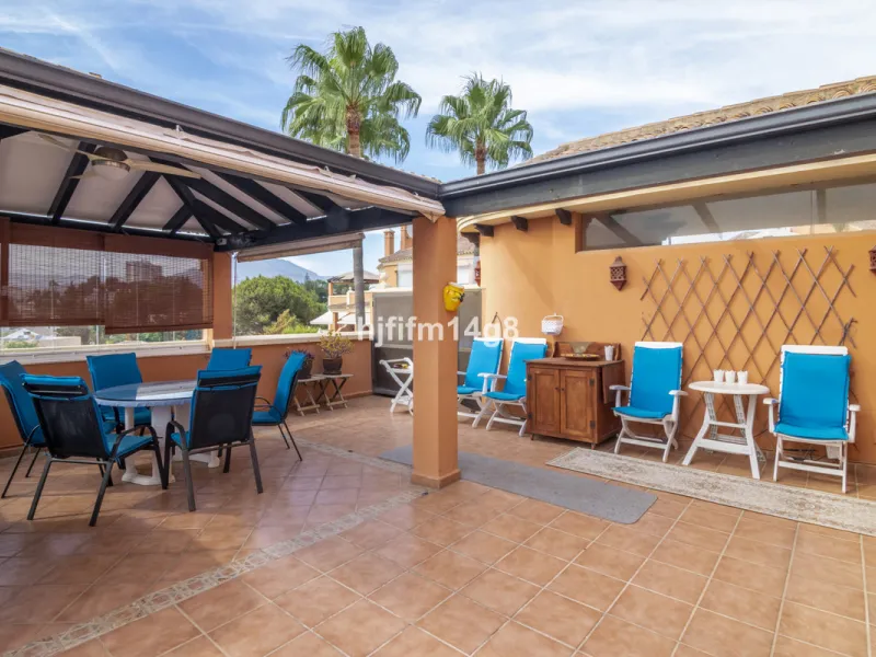 Andalucia Alta, built in 1995 is a gated community of 55 apartments and penthouses divided in six buildings. The pool area is in the middle of the blocks. Mature garden area has a playground for children. Each block offers underground parking and elevator