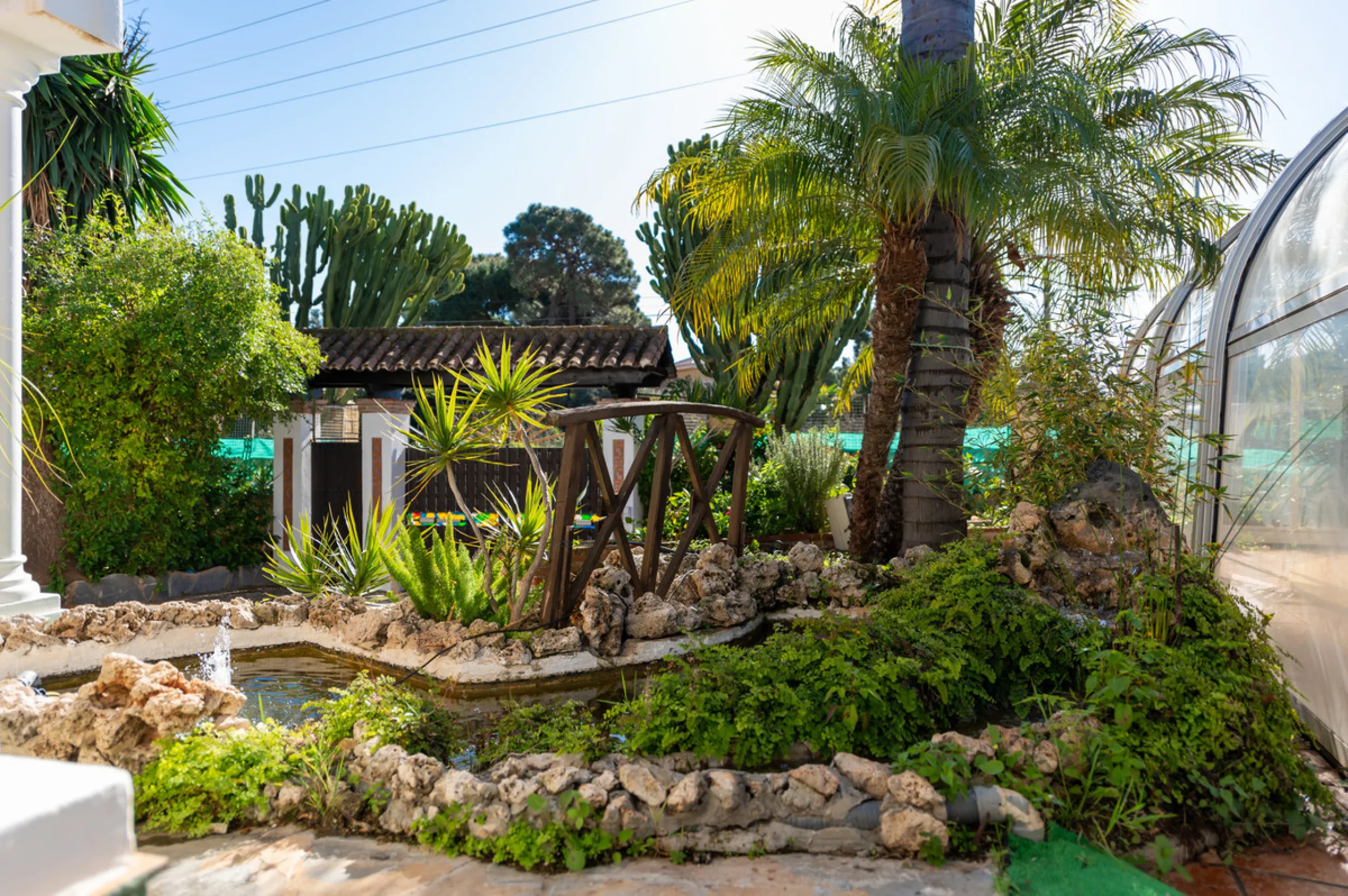 Located in the quiet urbanization of Ricmar - El Rosario, this magnificent independent villa is located in one of the most privileged areas of Marbella East, in Las Chapas. With a design that combines comfort and elegance, this property is ideal for those