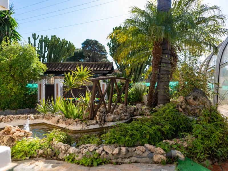 Located in the quiet urbanization of Ricmar - El Rosario, this magnificent independent villa is located in one of the most privileged areas of Marbella East, in Las Chapas. With a design that combines comfort and elegance, this property is ideal for those