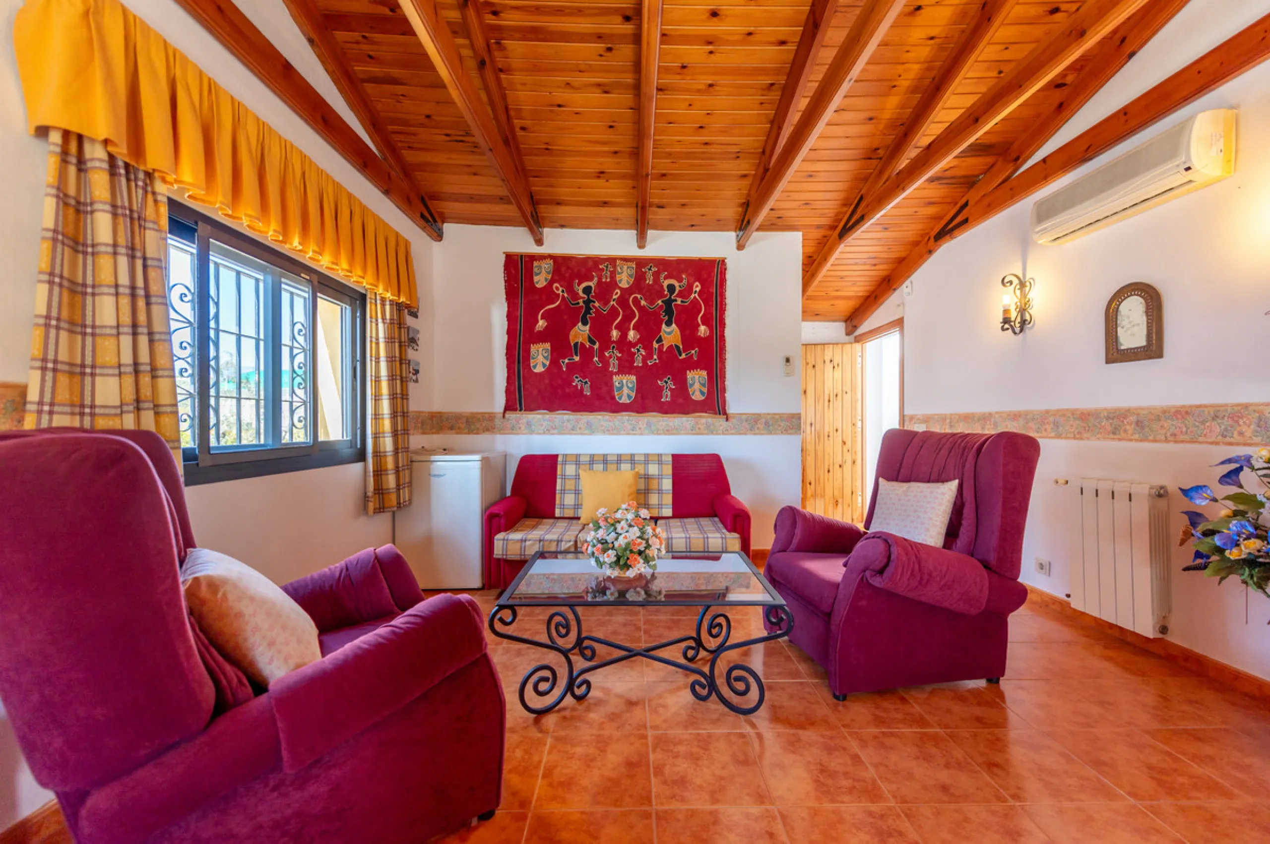 Located in the quiet urbanization of Ricmar - El Rosario, this magnificent independent villa is located in one of the most privileged areas of Marbella East, in Las Chapas. With a design that combines comfort and elegance, this property is ideal for those