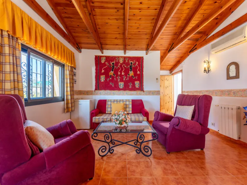 Located in the quiet urbanization of Ricmar - El Rosario, this magnificent independent villa is located in one of the most privileged areas of Marbella East, in Las Chapas. With a design that combines comfort and elegance, this property is ideal for those