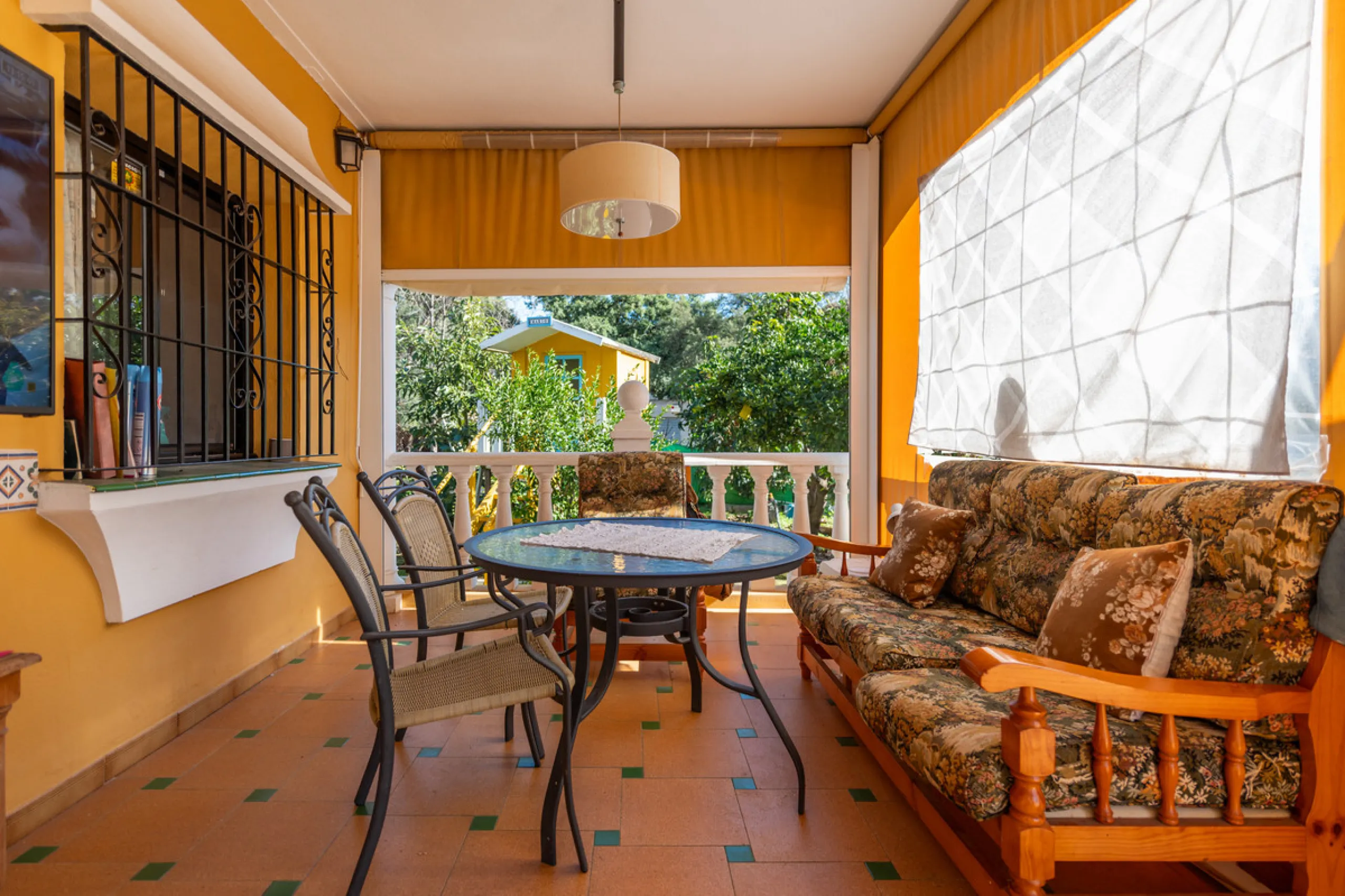 Located in the quiet urbanization of Ricmar - El Rosario, this magnificent independent villa is located in one of the most privileged areas of Marbella East, in Las Chapas. With a design that combines comfort and elegance, this property is ideal for those