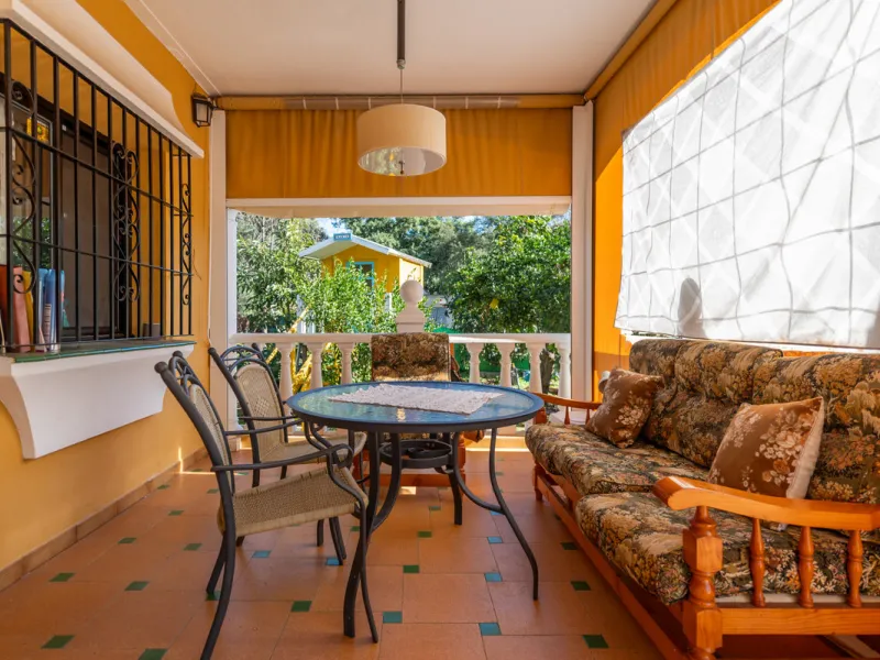 Located in the quiet urbanization of Ricmar - El Rosario, this magnificent independent villa is located in one of the most privileged areas of Marbella East, in Las Chapas. With a design that combines comfort and elegance, this property is ideal for those