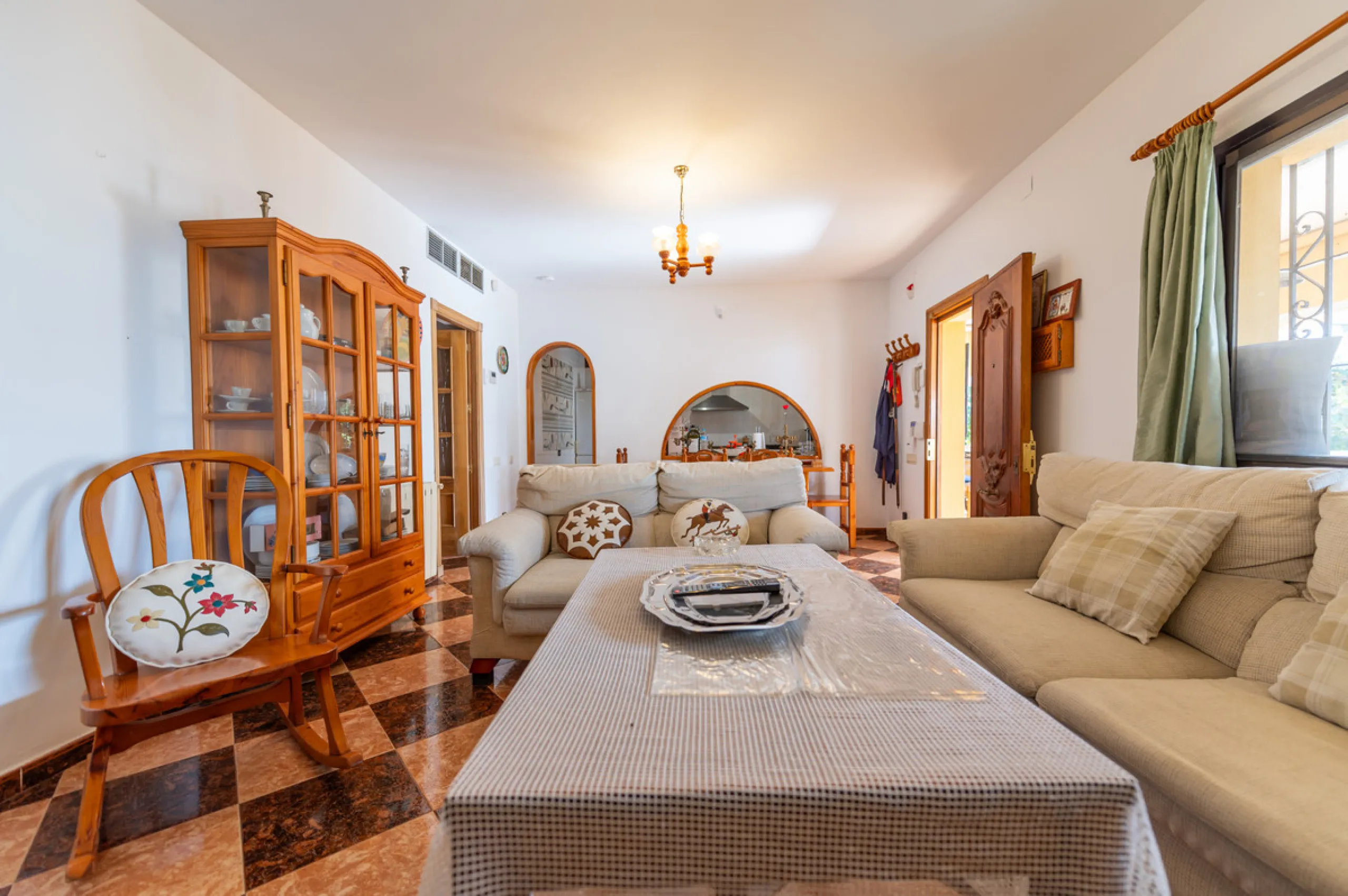 Located in the quiet urbanization of Ricmar - El Rosario, this magnificent independent villa is located in one of the most privileged areas of Marbella East, in Las Chapas. With a design that combines comfort and elegance, this property is ideal for those