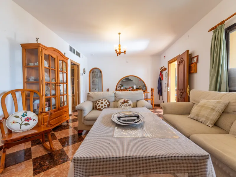 Located in the quiet urbanization of Ricmar - El Rosario, this magnificent independent villa is located in one of the most privileged areas of Marbella East, in Las Chapas. With a design that combines comfort and elegance, this property is ideal for those