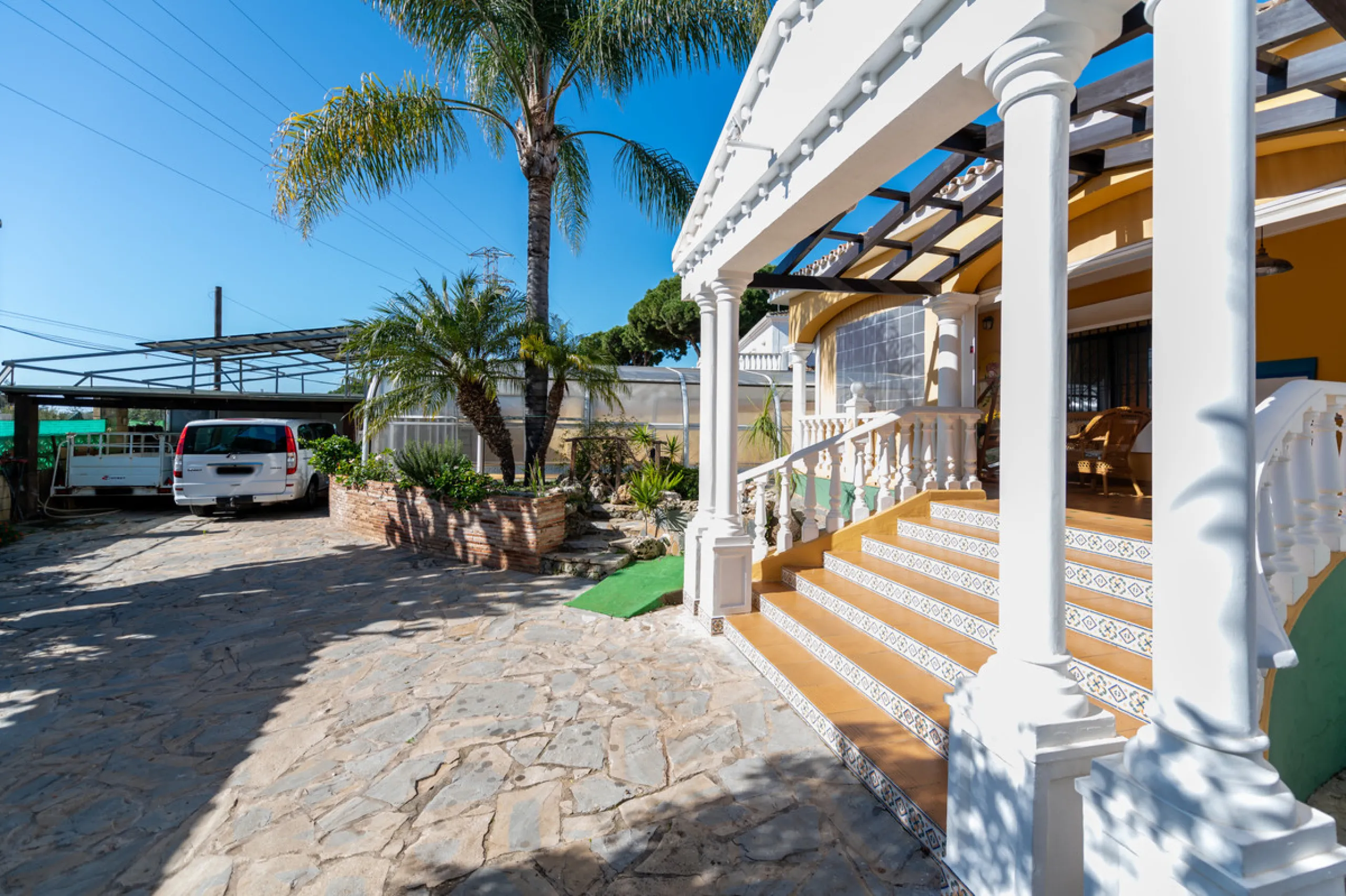 Located in the quiet urbanization of Ricmar - El Rosario, this magnificent independent villa is located in one of the most privileged areas of Marbella East, in Las Chapas. With a design that combines comfort and elegance, this property is ideal for those