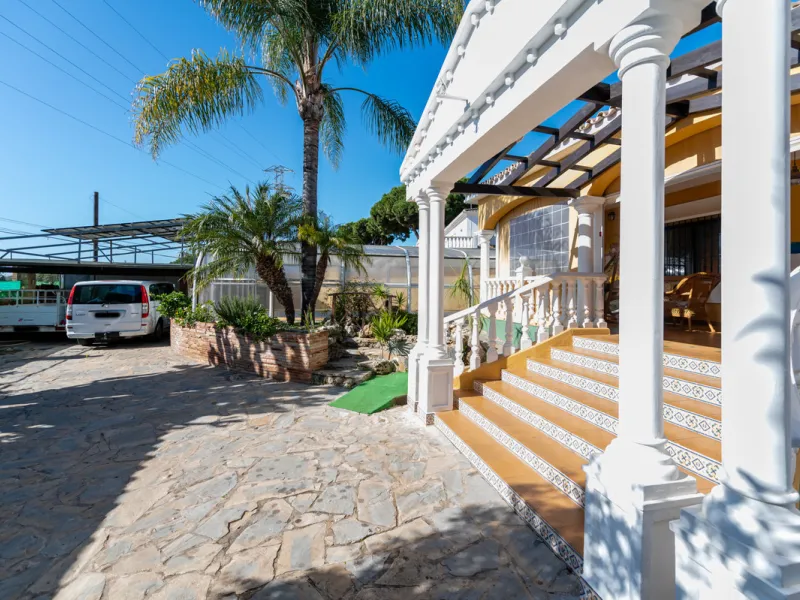 Located in the quiet urbanization of Ricmar - El Rosario, this magnificent independent villa is located in one of the most privileged areas of Marbella East, in Las Chapas. With a design that combines comfort and elegance, this property is ideal for those
