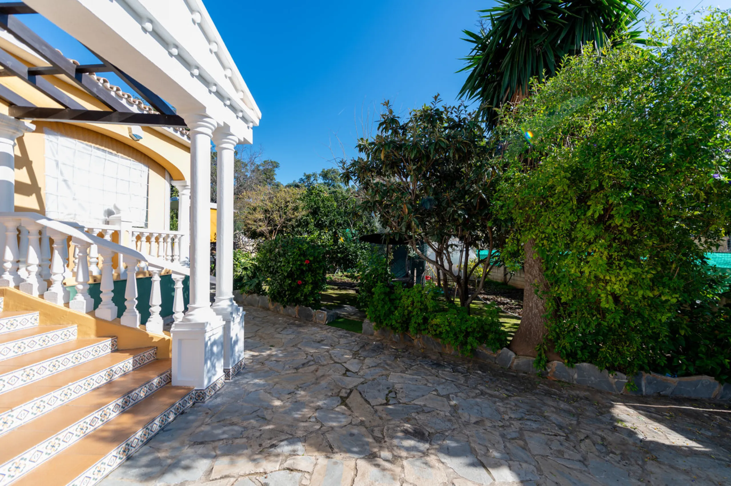 Located in the quiet urbanization of Ricmar - El Rosario, this magnificent independent villa is located in one of the most privileged areas of Marbella East, in Las Chapas. With a design that combines comfort and elegance, this property is ideal for those