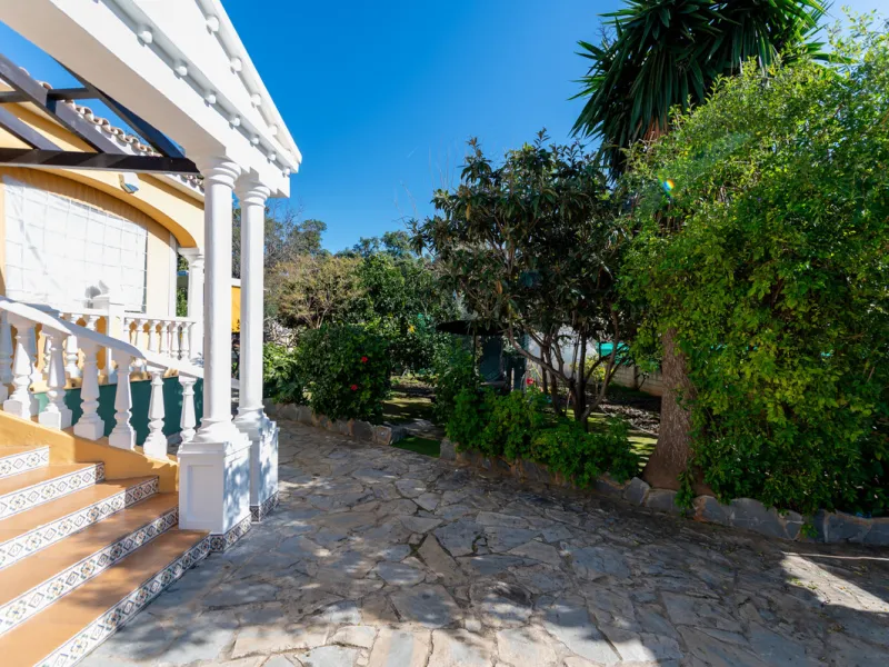 Located in the quiet urbanization of Ricmar - El Rosario, this magnificent independent villa is located in one of the most privileged areas of Marbella East, in Las Chapas. With a design that combines comfort and elegance, this property is ideal for those