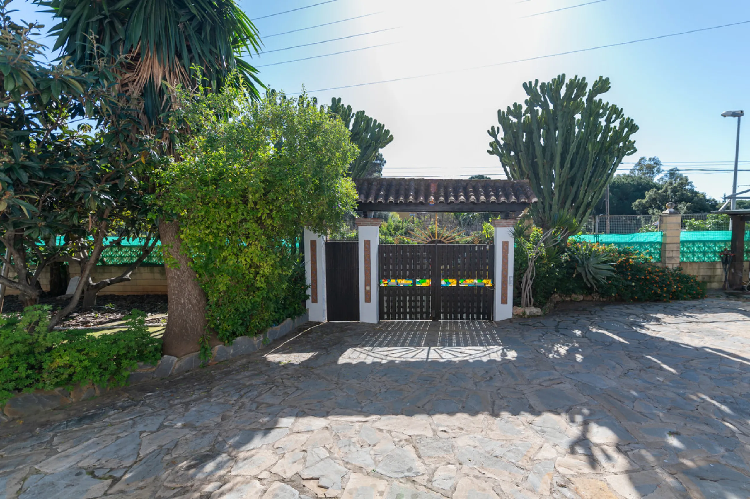Located in the quiet urbanization of Ricmar - El Rosario, this magnificent independent villa is located in one of the most privileged areas of Marbella East, in Las Chapas. With a design that combines comfort and elegance, this property is ideal for those