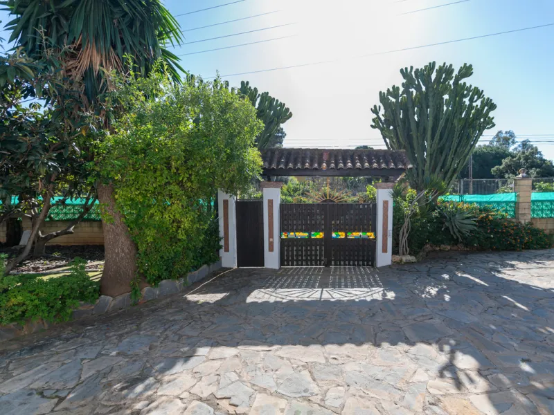 Located in the quiet urbanization of Ricmar - El Rosario, this magnificent independent villa is located in one of the most privileged areas of Marbella East, in Las Chapas. With a design that combines comfort and elegance, this property is ideal for those