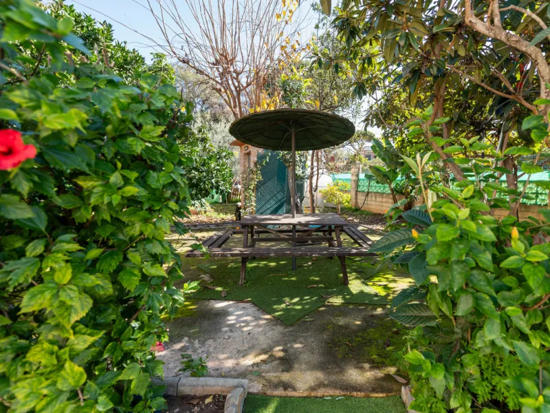 Located in the quiet urbanization of Ricmar - El Rosario, this magnificent independent villa is located in one of the most privileged areas of Marbella East, in Las Chapas. With a design that combines comfort and elegance, this property is ideal for those