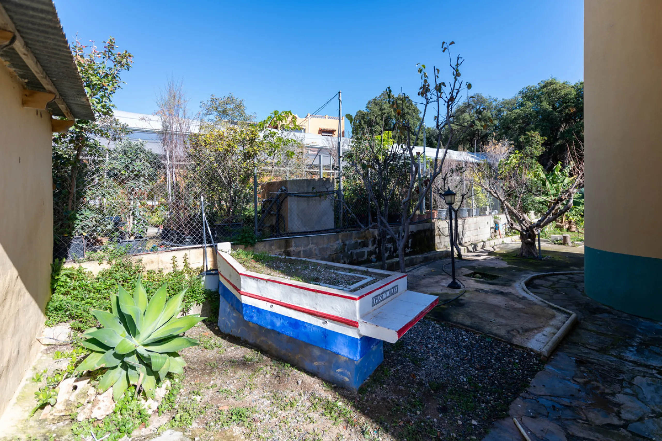 Located in the quiet urbanization of Ricmar - El Rosario, this magnificent independent villa is located in one of the most privileged areas of Marbella East, in Las Chapas. With a design that combines comfort and elegance, this property is ideal for those