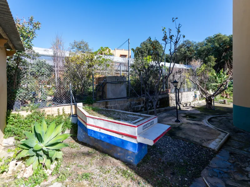 Located in the quiet urbanization of Ricmar - El Rosario, this magnificent independent villa is located in one of the most privileged areas of Marbella East, in Las Chapas. With a design that combines comfort and elegance, this property is ideal for those