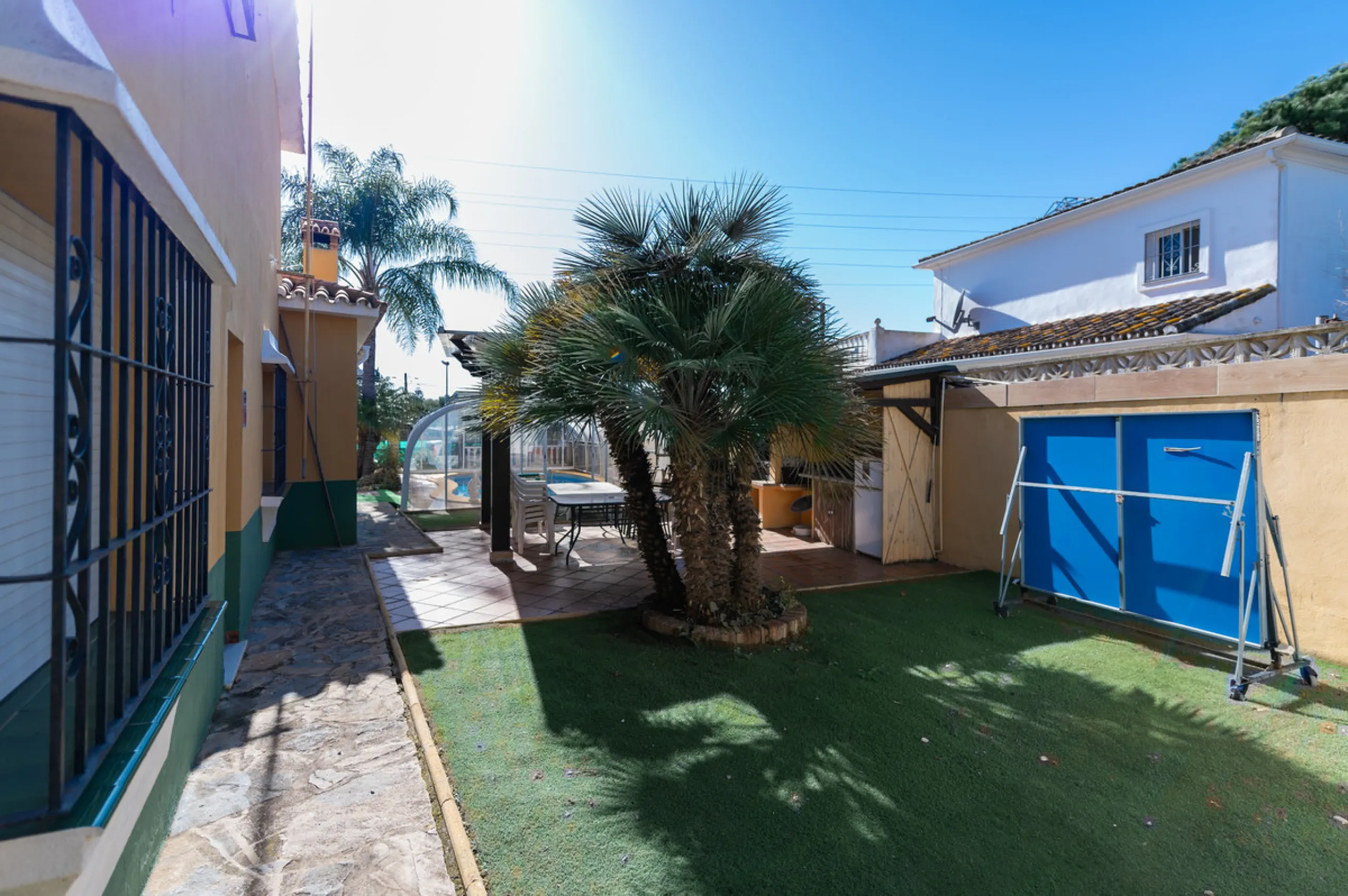 Located in the quiet urbanization of Ricmar - El Rosario, this magnificent independent villa is located in one of the most privileged areas of Marbella East, in Las Chapas. With a design that combines comfort and elegance, this property is ideal for those