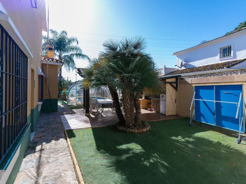 Located in the quiet urbanization of Ricmar - El Rosario, this magnificent independent villa is located in one of the most privileged areas of Marbella East, in Las Chapas. With a design that combines comfort and elegance, this property is ideal for those