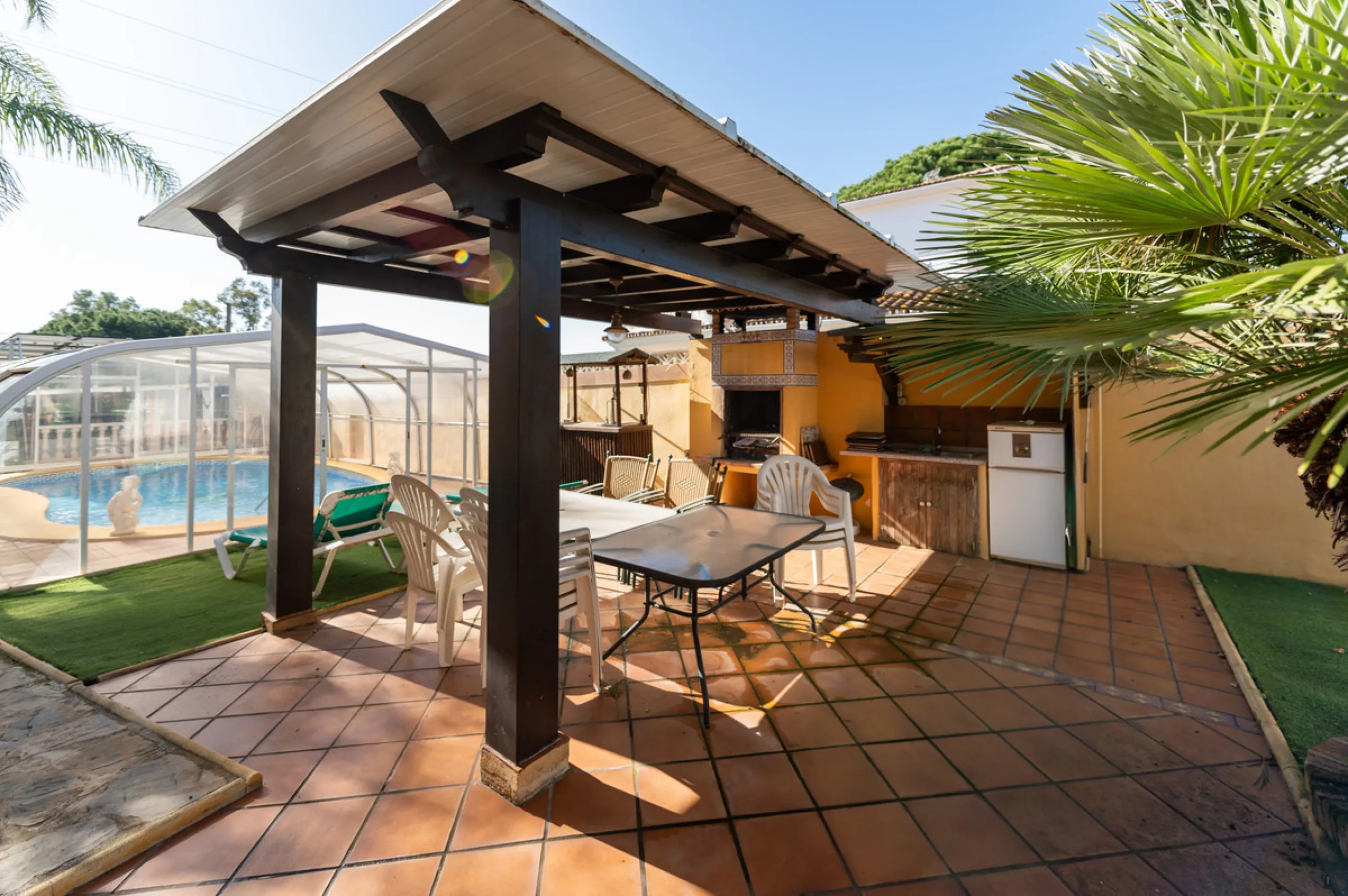 Located in the quiet urbanization of Ricmar - El Rosario, this magnificent independent villa is located in one of the most privileged areas of Marbella East, in Las Chapas. With a design that combines comfort and elegance, this property is ideal for those