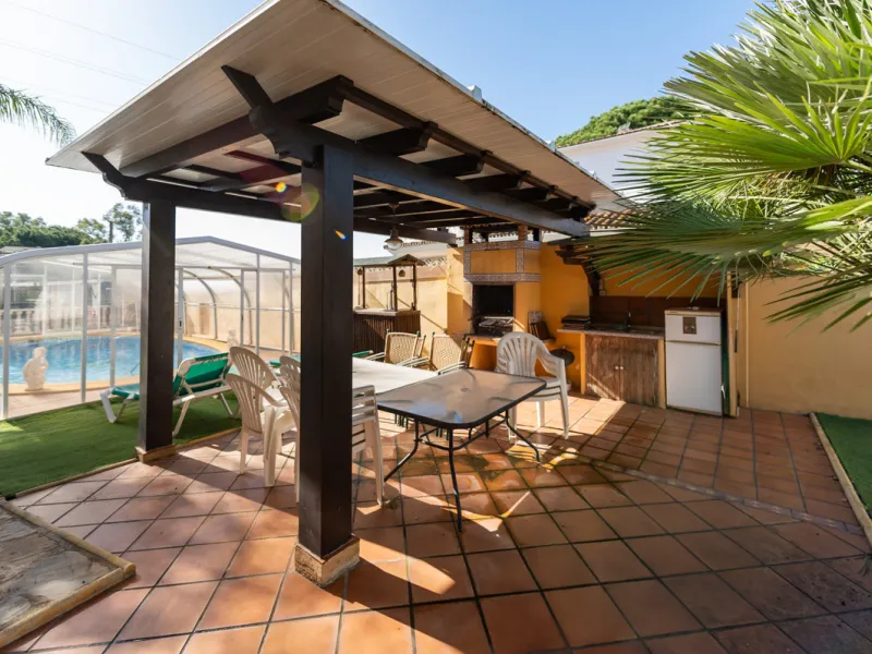 Located in the quiet urbanization of Ricmar - El Rosario, this magnificent independent villa is located in one of the most privileged areas of Marbella East, in Las Chapas. With a design that combines comfort and elegance, this property is ideal for those