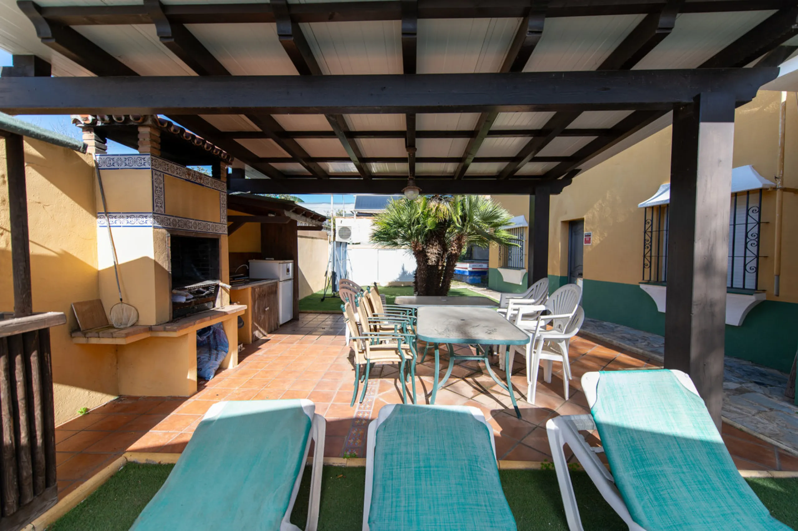 Located in the quiet urbanization of Ricmar - El Rosario, this magnificent independent villa is located in one of the most privileged areas of Marbella East, in Las Chapas. With a design that combines comfort and elegance, this property is ideal for those