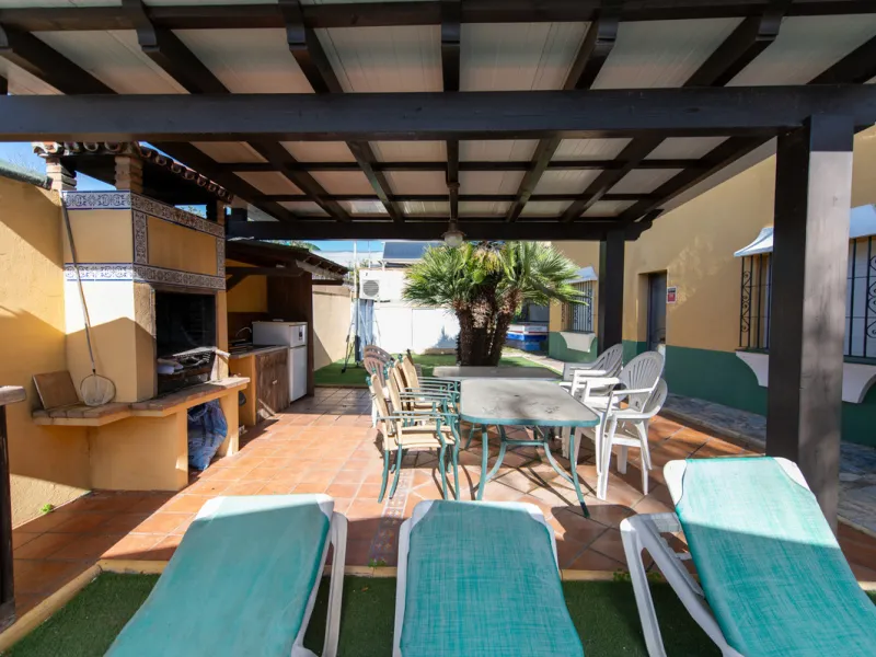 Located in the quiet urbanization of Ricmar - El Rosario, this magnificent independent villa is located in one of the most privileged areas of Marbella East, in Las Chapas. With a design that combines comfort and elegance, this property is ideal for those