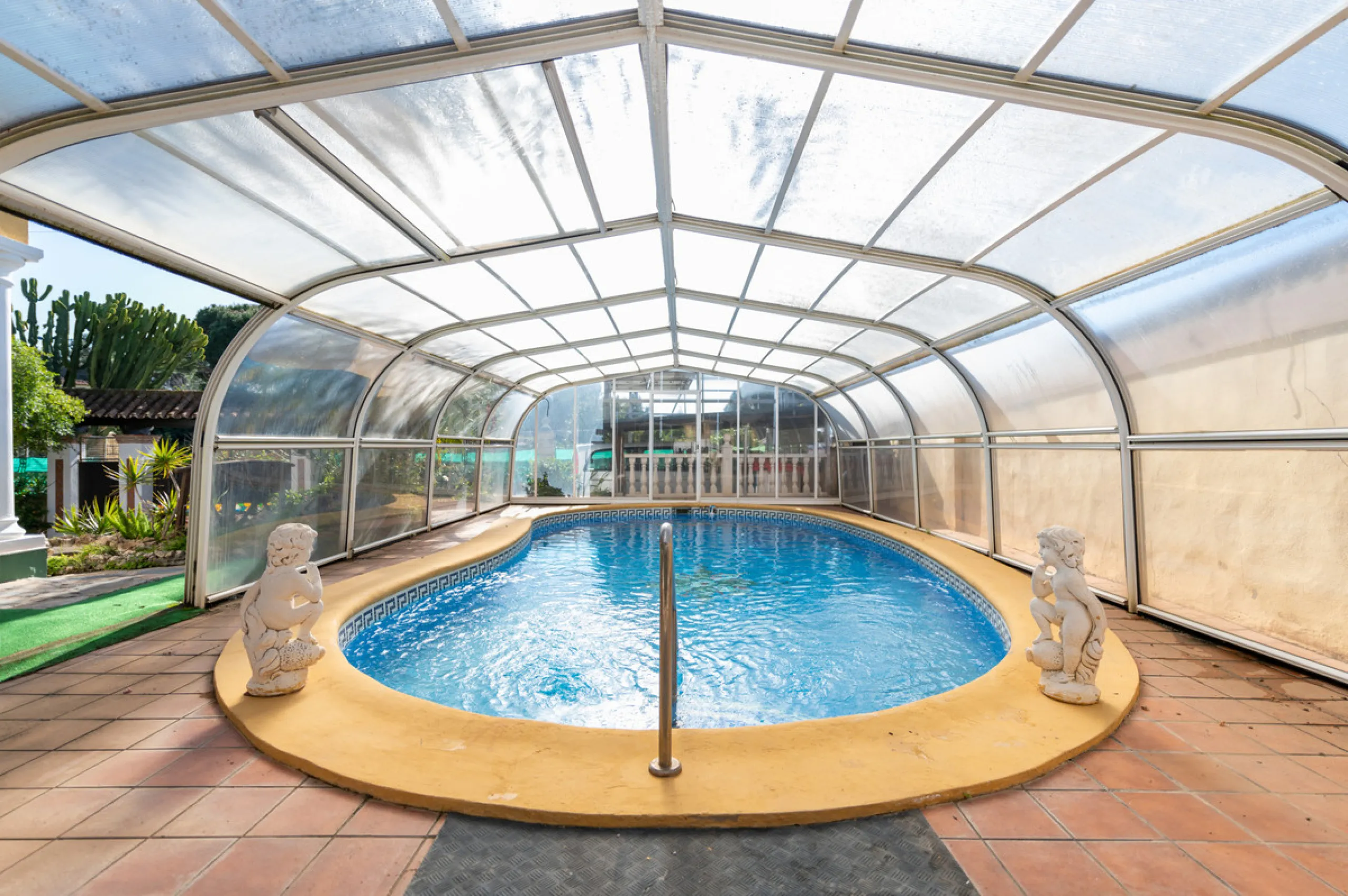 Located in the quiet urbanization of Ricmar - El Rosario, this magnificent independent villa is located in one of the most privileged areas of Marbella East, in Las Chapas. With a design that combines comfort and elegance, this property is ideal for those