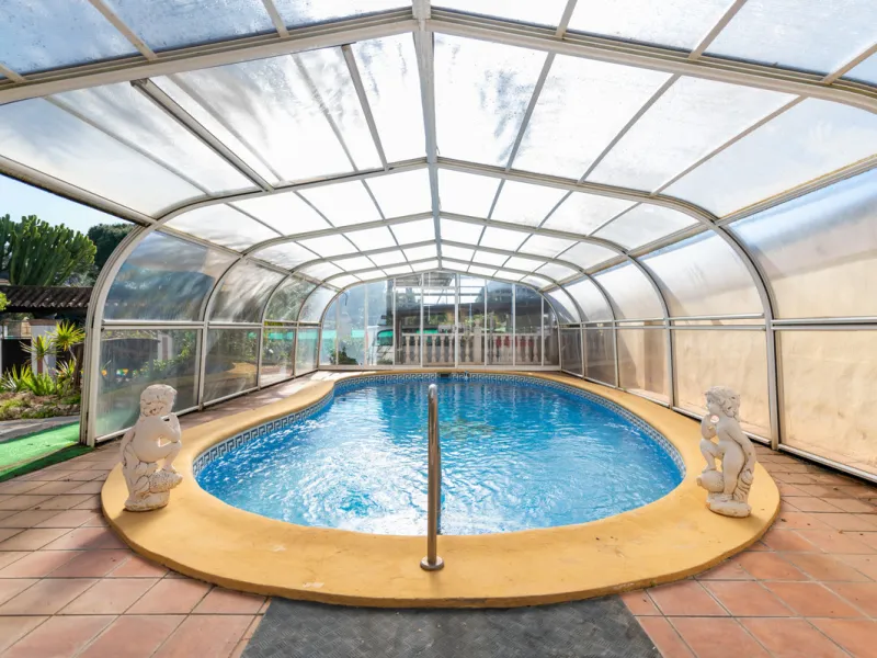 Located in the quiet urbanization of Ricmar - El Rosario, this magnificent independent villa is located in one of the most privileged areas of Marbella East, in Las Chapas. With a design that combines comfort and elegance, this property is ideal for those