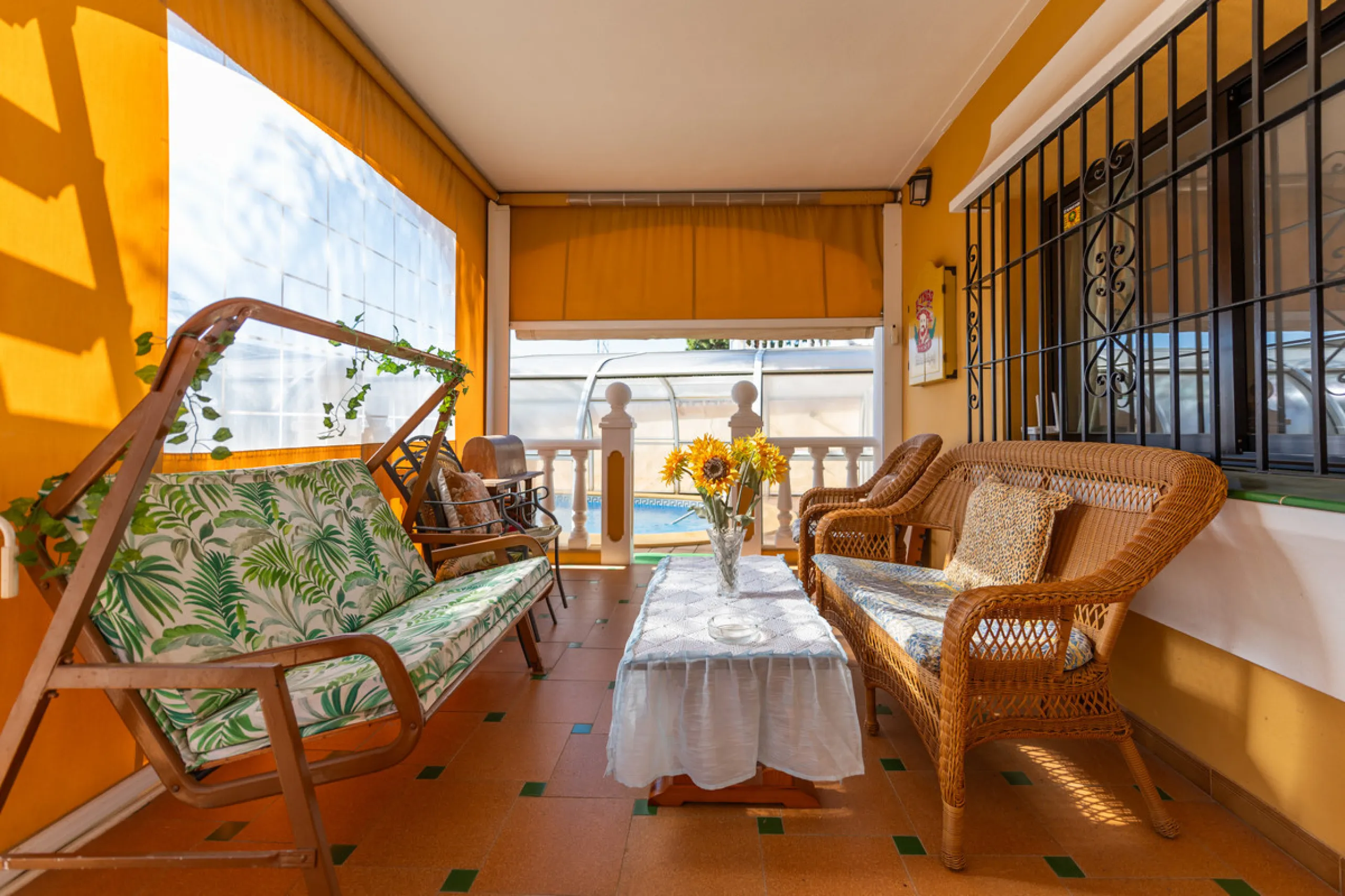 Located in the quiet urbanization of Ricmar - El Rosario, this magnificent independent villa is located in one of the most privileged areas of Marbella East, in Las Chapas. With a design that combines comfort and elegance, this property is ideal for those