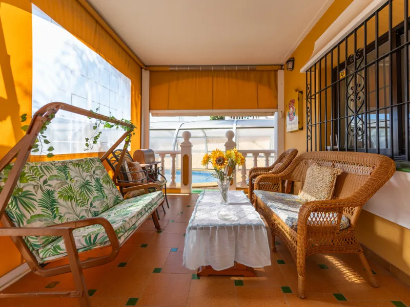 Located in the quiet urbanization of Ricmar - El Rosario, this magnificent independent villa is located in one of the most privileged areas of Marbella East, in Las Chapas. With a design that combines comfort and elegance, this property is ideal for those