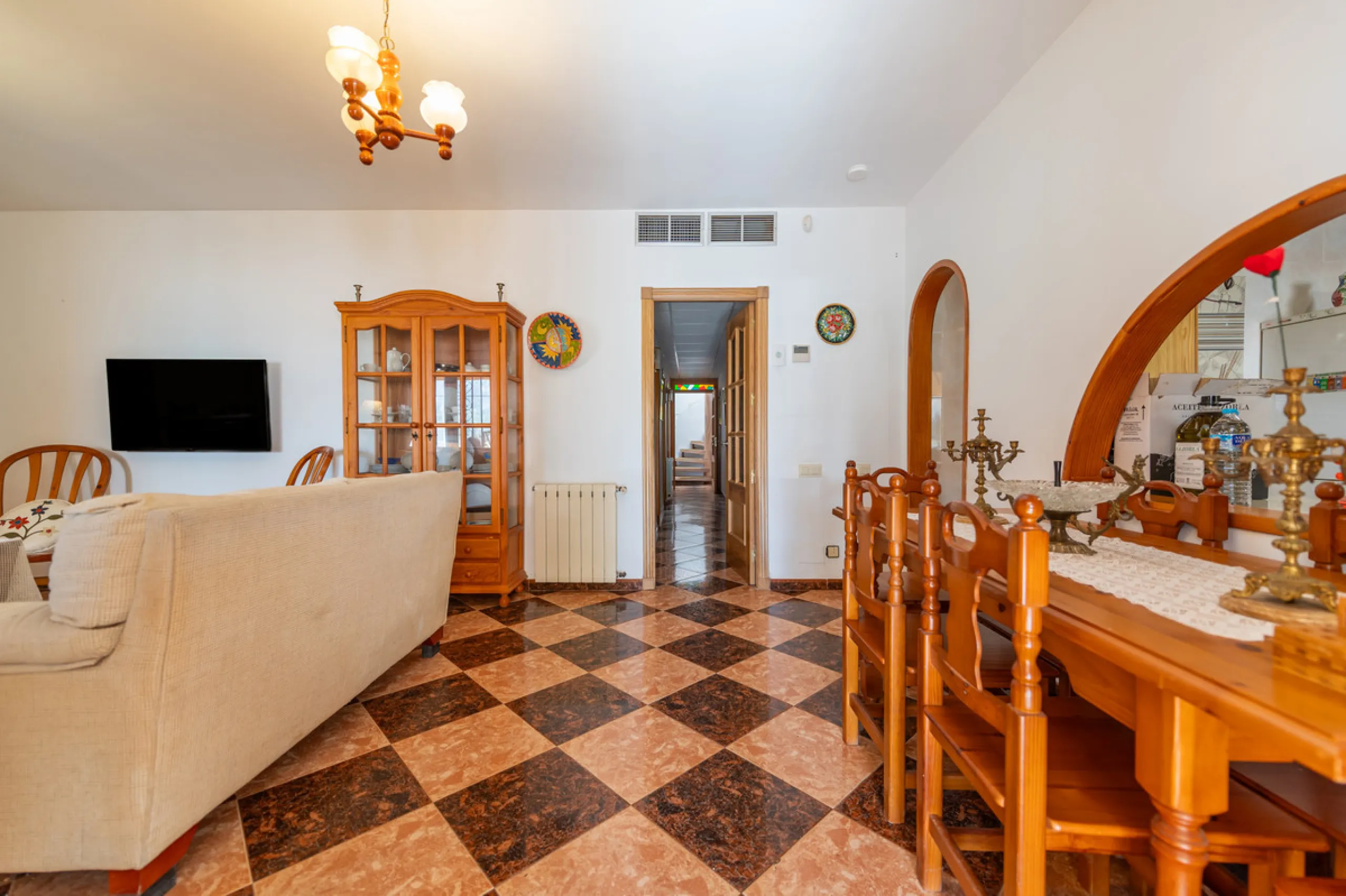Located in the quiet urbanization of Ricmar - El Rosario, this magnificent independent villa is located in one of the most privileged areas of Marbella East, in Las Chapas. With a design that combines comfort and elegance, this property is ideal for those