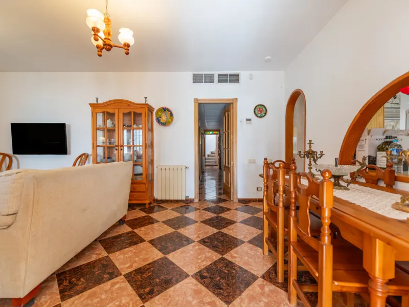 Located in the quiet urbanization of Ricmar - El Rosario, this magnificent independent villa is located in one of the most privileged areas of Marbella East, in Las Chapas. With a design that combines comfort and elegance, this property is ideal for those