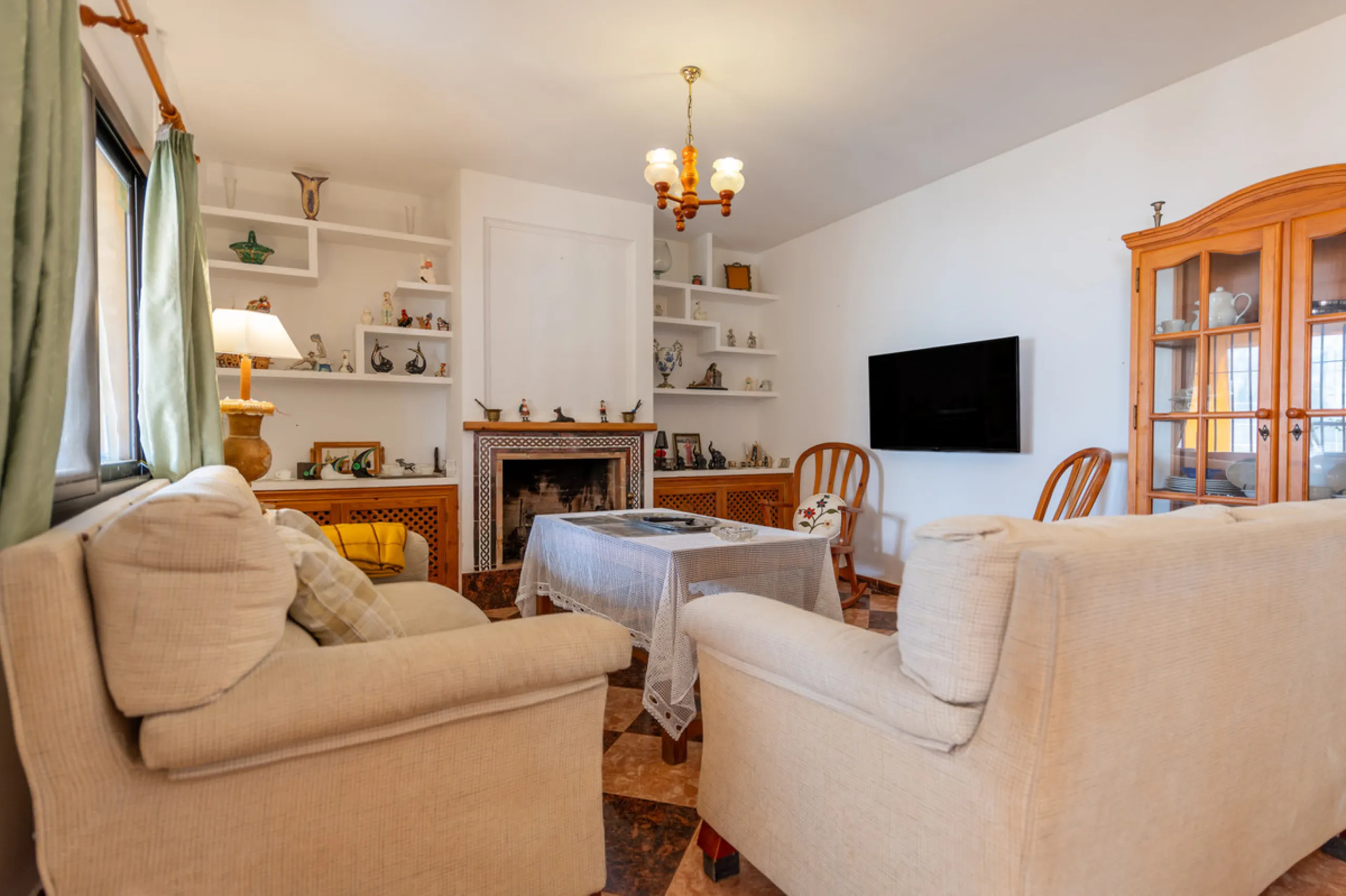 Located in the quiet urbanization of Ricmar - El Rosario, this magnificent independent villa is located in one of the most privileged areas of Marbella East, in Las Chapas. With a design that combines comfort and elegance, this property is ideal for those