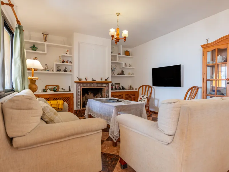Located in the quiet urbanization of Ricmar - El Rosario, this magnificent independent villa is located in one of the most privileged areas of Marbella East, in Las Chapas. With a design that combines comfort and elegance, this property is ideal for those