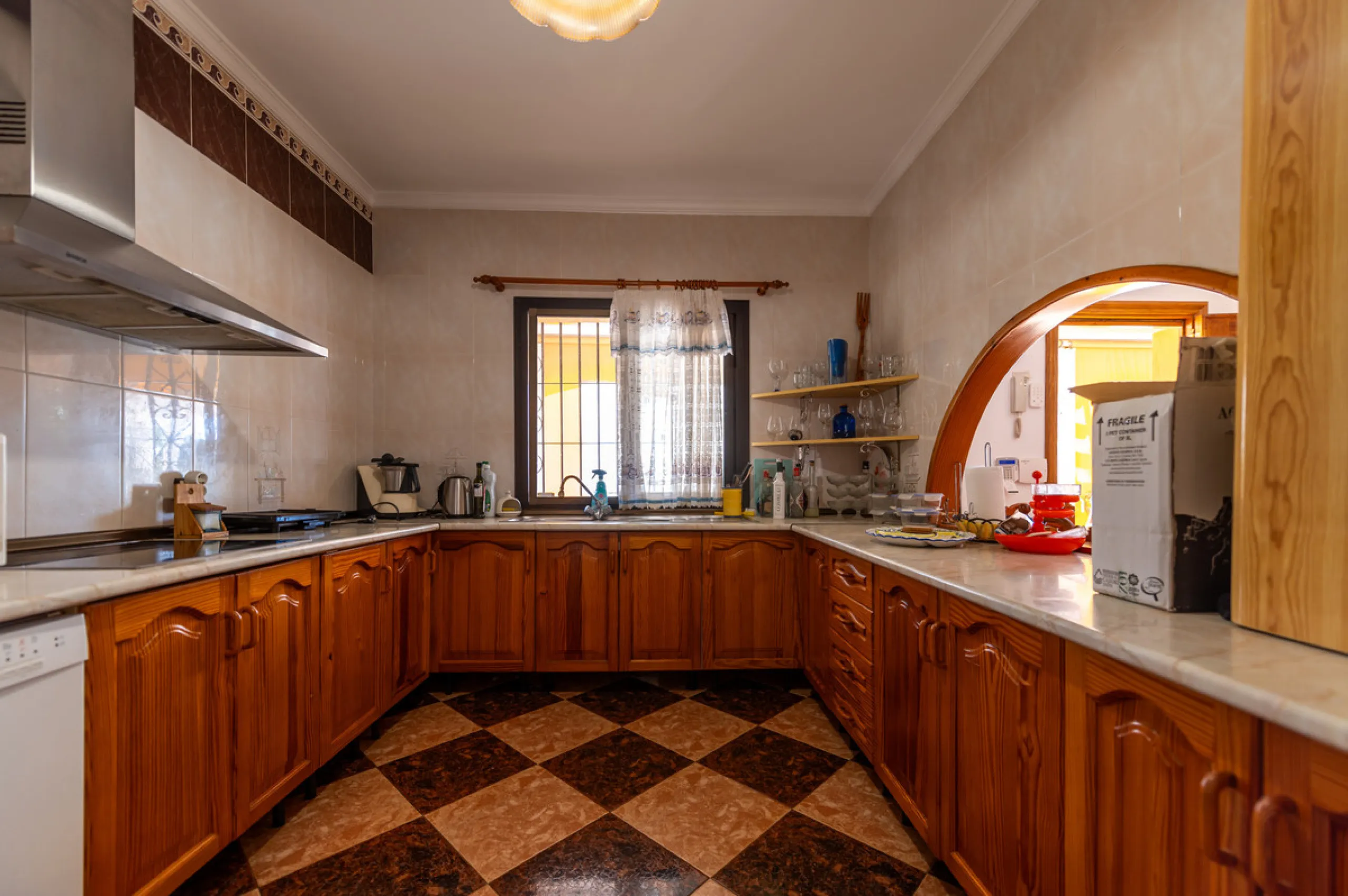 Located in the quiet urbanization of Ricmar - El Rosario, this magnificent independent villa is located in one of the most privileged areas of Marbella East, in Las Chapas. With a design that combines comfort and elegance, this property is ideal for those