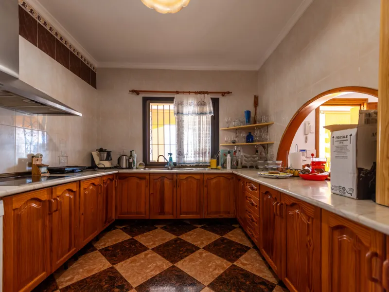 Located in the quiet urbanization of Ricmar - El Rosario, this magnificent independent villa is located in one of the most privileged areas of Marbella East, in Las Chapas. With a design that combines comfort and elegance, this property is ideal for those