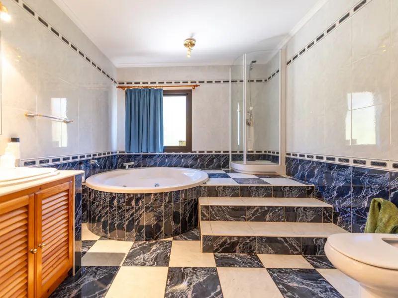 Located in the quiet urbanization of Ricmar - El Rosario, this magnificent independent villa is located in one of the most privileged areas of Marbella East, in Las Chapas. With a design that combines comfort and elegance, this property is ideal for those