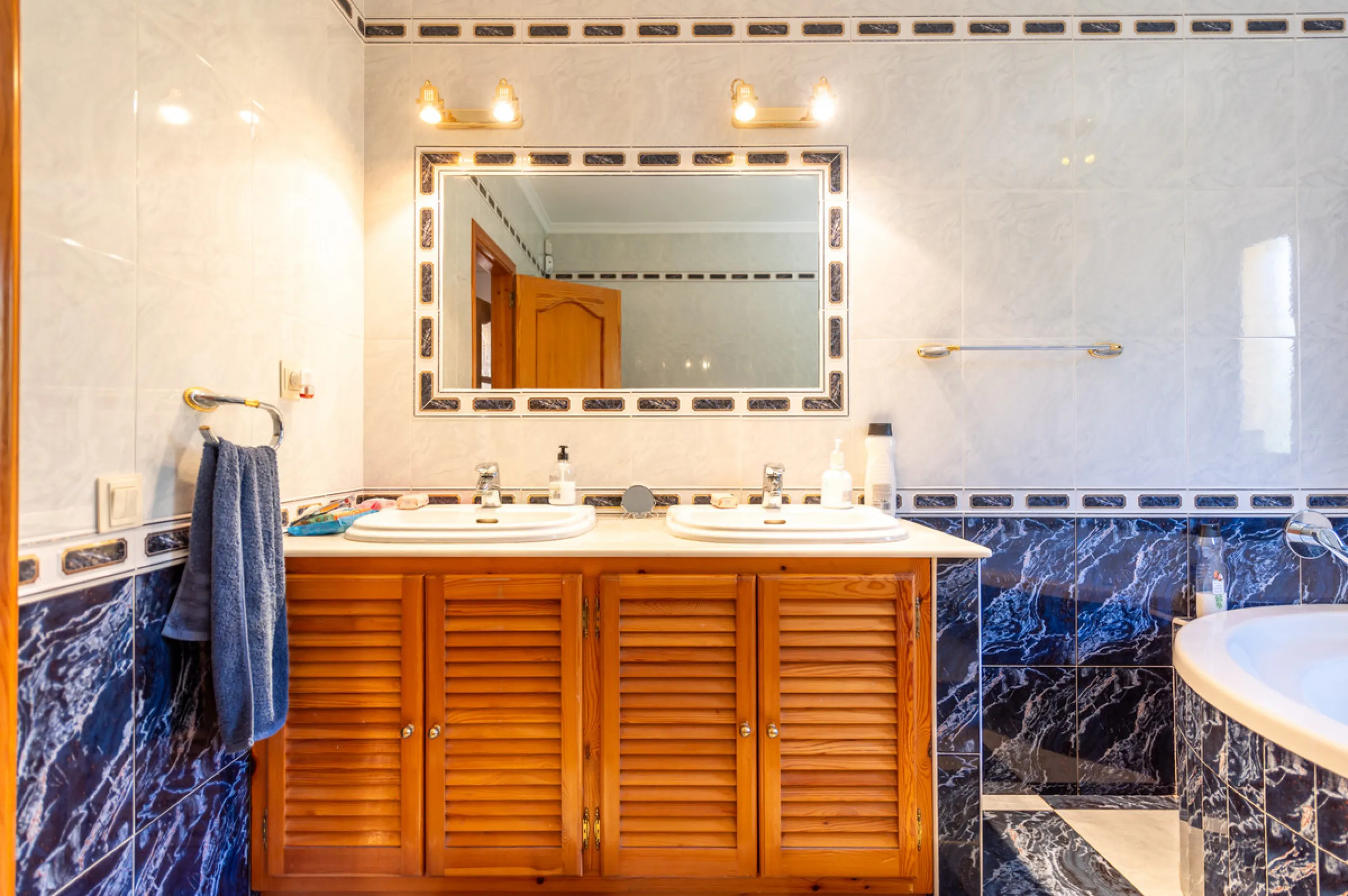 Located in the quiet urbanization of Ricmar - El Rosario, this magnificent independent villa is located in one of the most privileged areas of Marbella East, in Las Chapas. With a design that combines comfort and elegance, this property is ideal for those