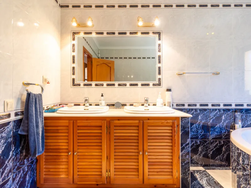 Located in the quiet urbanization of Ricmar - El Rosario, this magnificent independent villa is located in one of the most privileged areas of Marbella East, in Las Chapas. With a design that combines comfort and elegance, this property is ideal for those