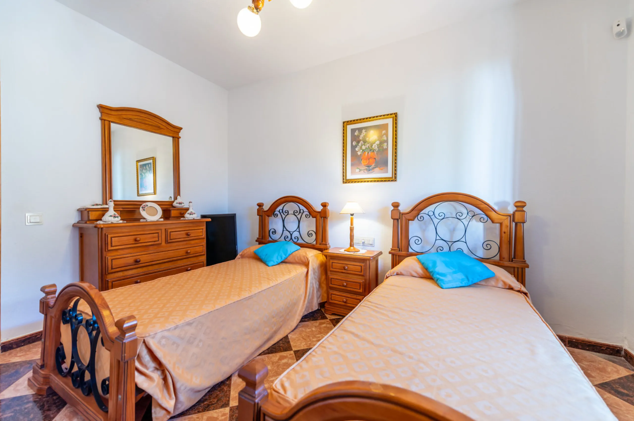 Located in the quiet urbanization of Ricmar - El Rosario, this magnificent independent villa is located in one of the most privileged areas of Marbella East, in Las Chapas. With a design that combines comfort and elegance, this property is ideal for those