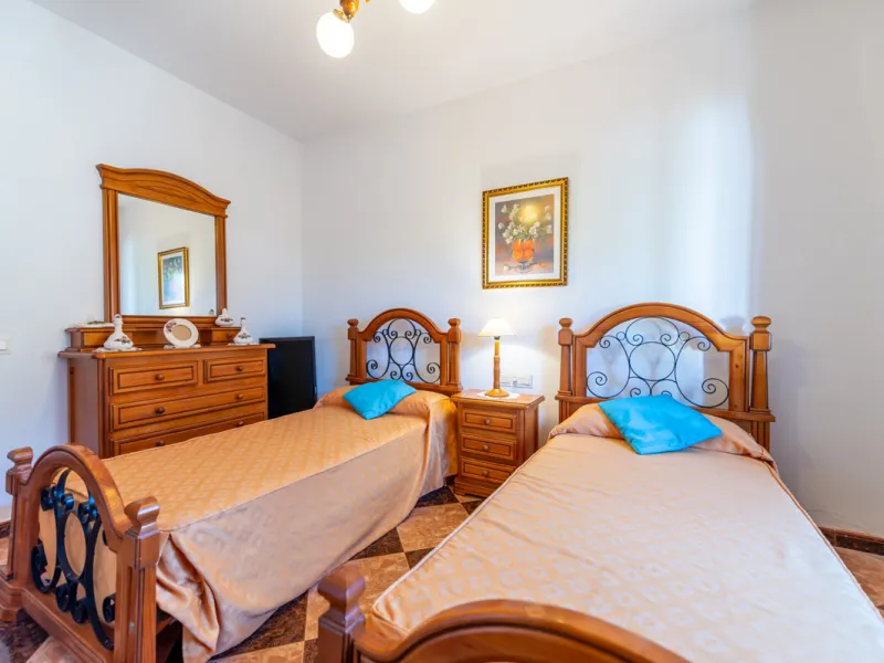 Located in the quiet urbanization of Ricmar - El Rosario, this magnificent independent villa is located in one of the most privileged areas of Marbella East, in Las Chapas. With a design that combines comfort and elegance, this property is ideal for those