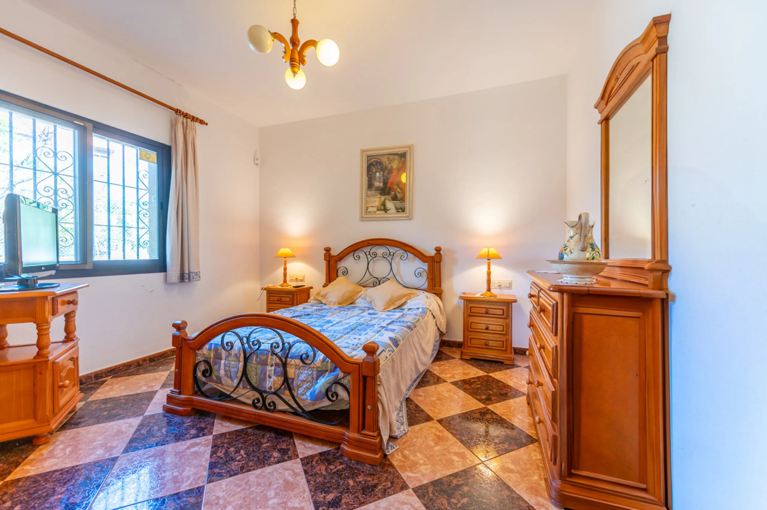 Located in the quiet urbanization of Ricmar - El Rosario, this magnificent independent villa is located in one of the most privileged areas of Marbella East, in Las Chapas. With a design that combines comfort and elegance, this property is ideal for those