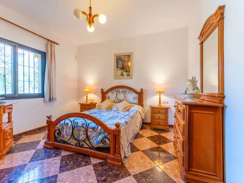 Located in the quiet urbanization of Ricmar - El Rosario, this magnificent independent villa is located in one of the most privileged areas of Marbella East, in Las Chapas. With a design that combines comfort and elegance, this property is ideal for those